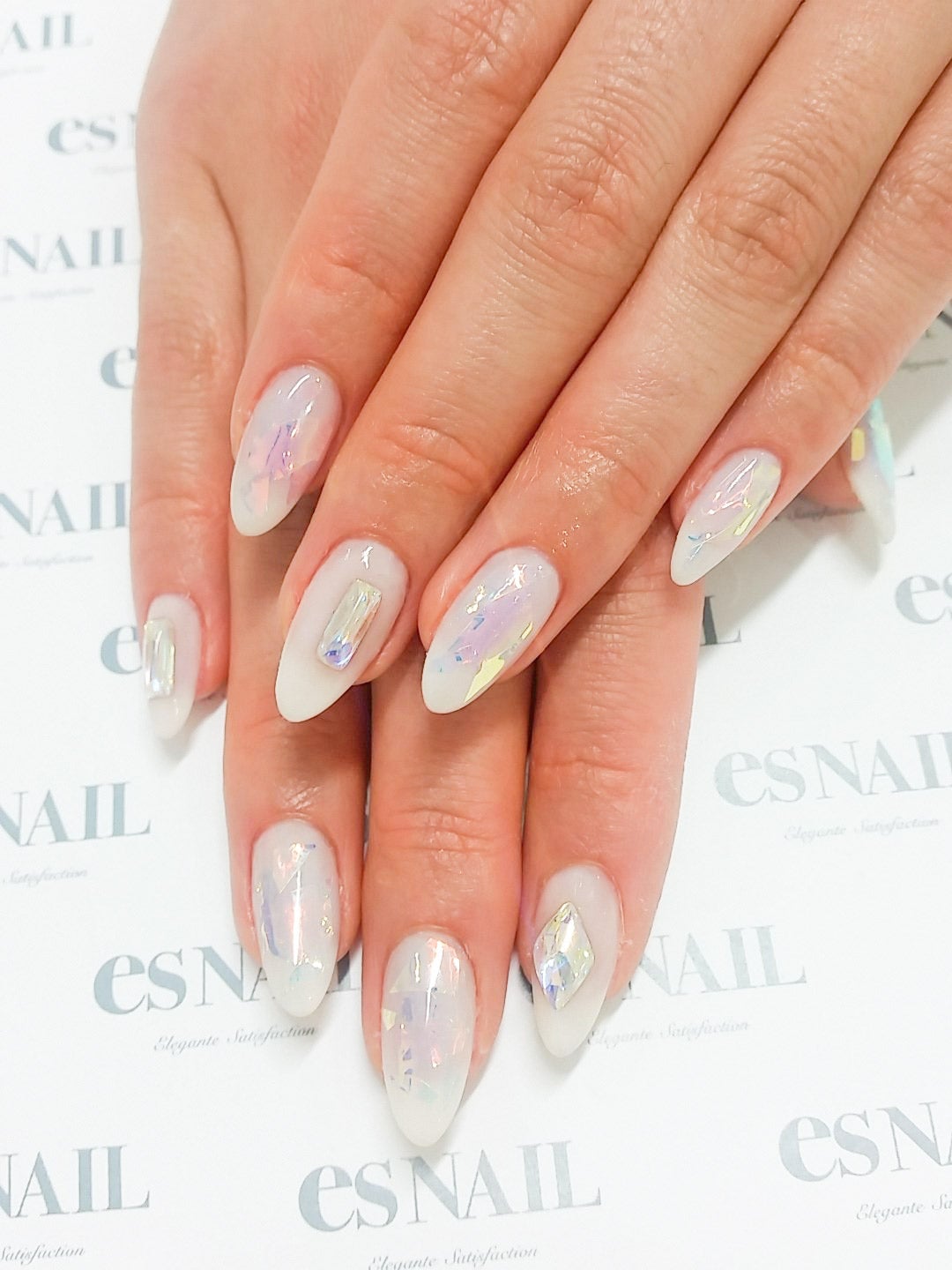 上品で清楚なシアーホワイト／画像提供：esNAIL