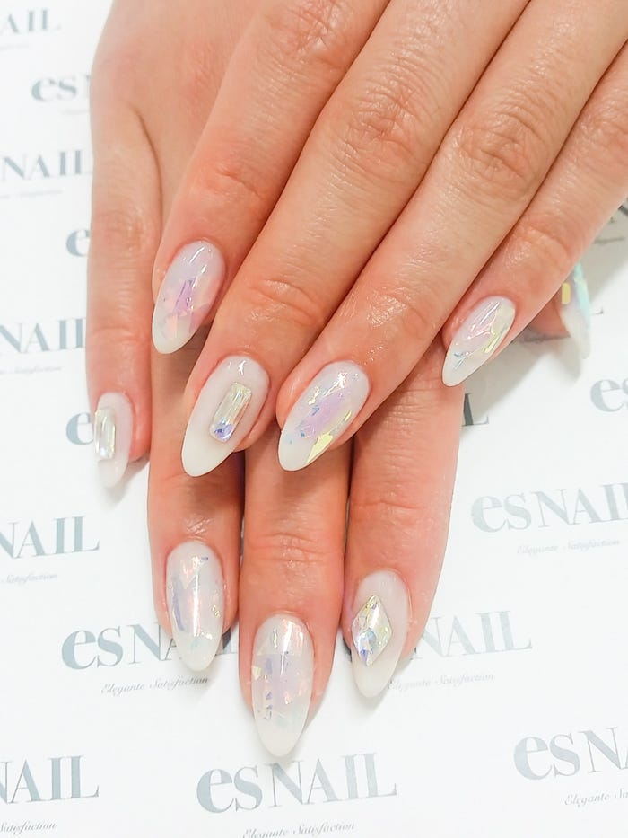 上品で清楚なシアーホワイト/画像提供:esNAIL