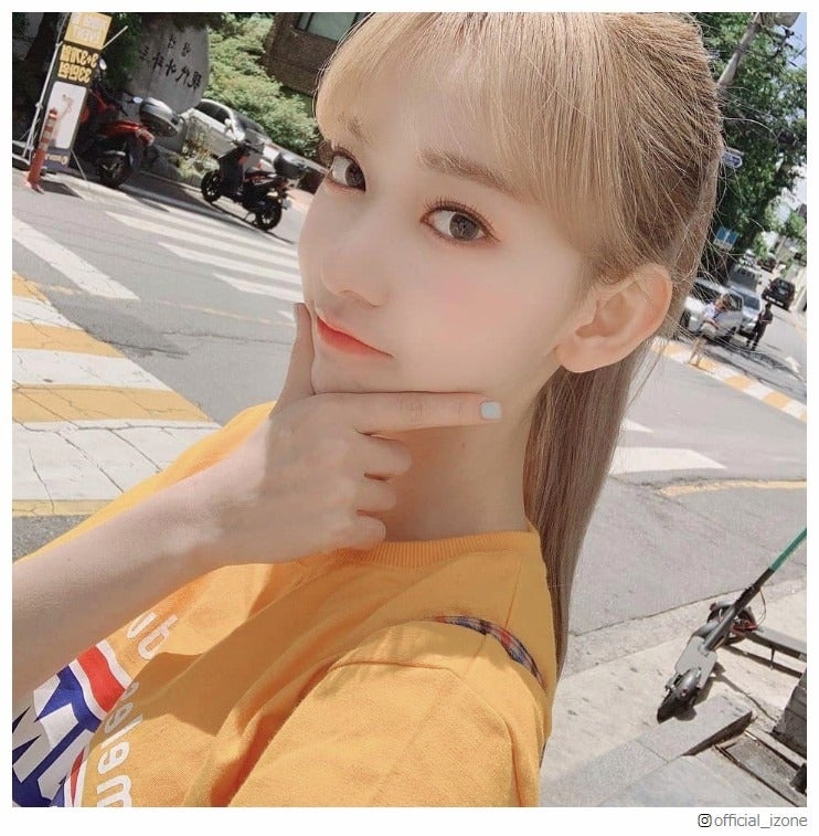 IZ*ONE宮脇咲良、金髪ポニーテールの自撮りショットに絶賛の声