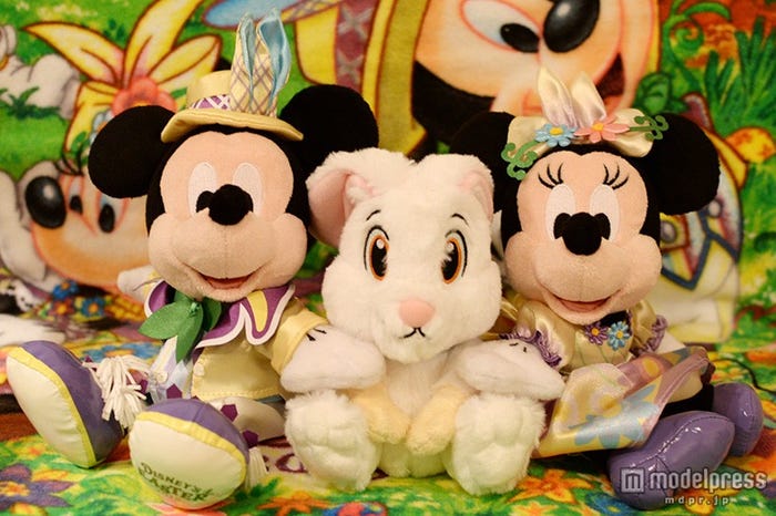 ミッキー&ミニーのぬいぐるみセット¥4500、イースターバニーぬいぐるみバッジ¥1600/ディズニーランド