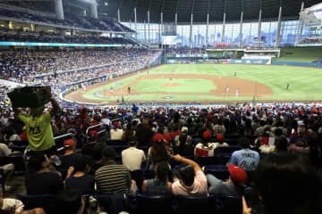 WBC中継に、えっ 東京でアカデミー賞にいたはずの名優→マイアミにいる！侍ジャパン中継→始球式に現る「すぐ飛んだのか」「弾丸」