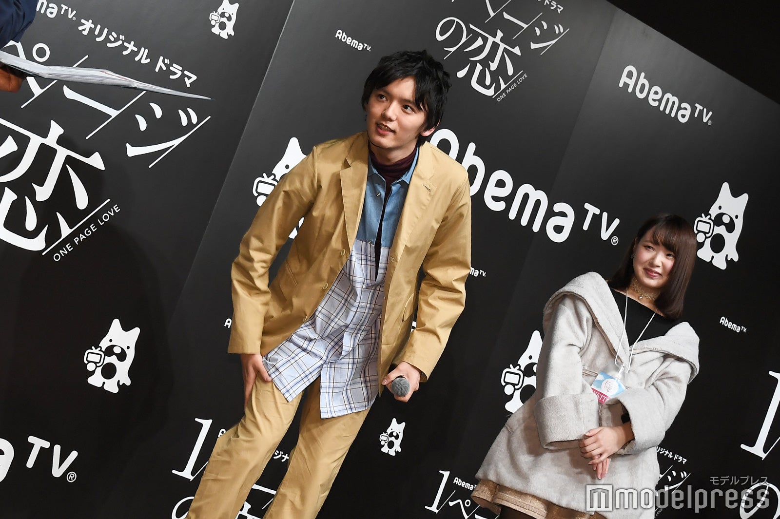 手汗をふく濱田龍臣 （C）モデルプレス