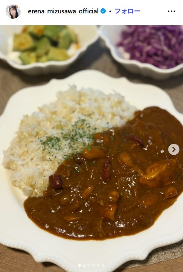 カレー／水沢エレナInstagramより