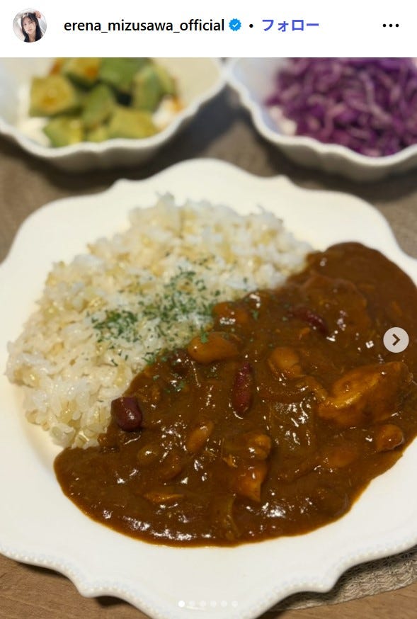 カレー/水沢エレナInstagramより