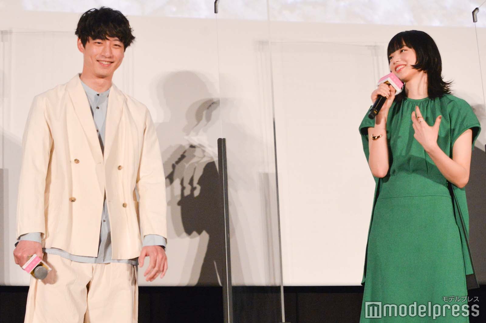 小松菜奈の褒め言葉に照れる坂口健太郎 （C）モデルプレス