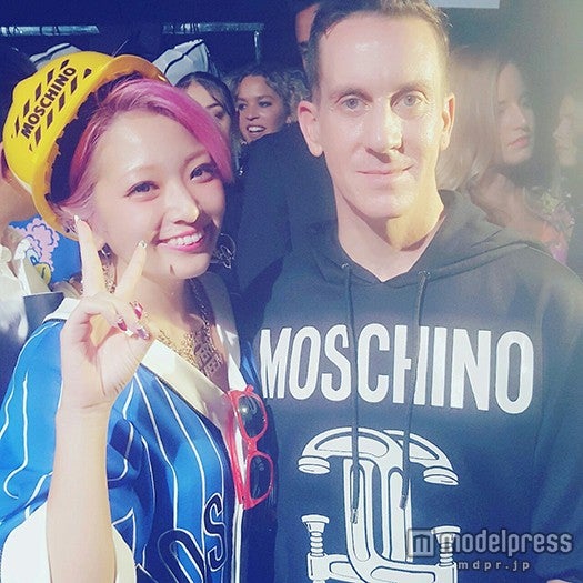 なつぅみ「ミラコレ」でパパラッチに囲まれる 「Moschino」ジェレミー・スコットとファッショントークも＜現地レポート＞