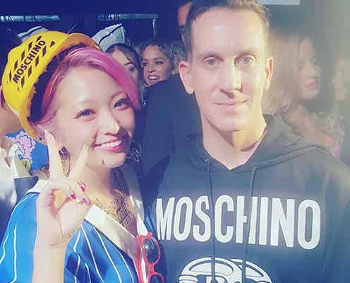 なつぅみ「ミラコレ」でパパラッチに囲まれる 「Moschino」ジェレミー・スコットとファッショントークも<現地レポート>