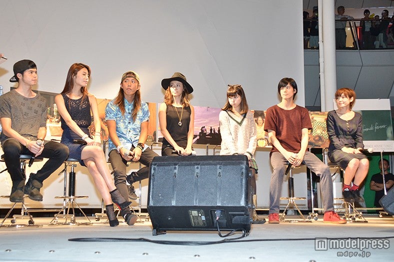 （左から）菅谷哲也、島袋聖南、伊東大輝、山中美智子、平澤遼子、岩永徹也、住岡梨奈 