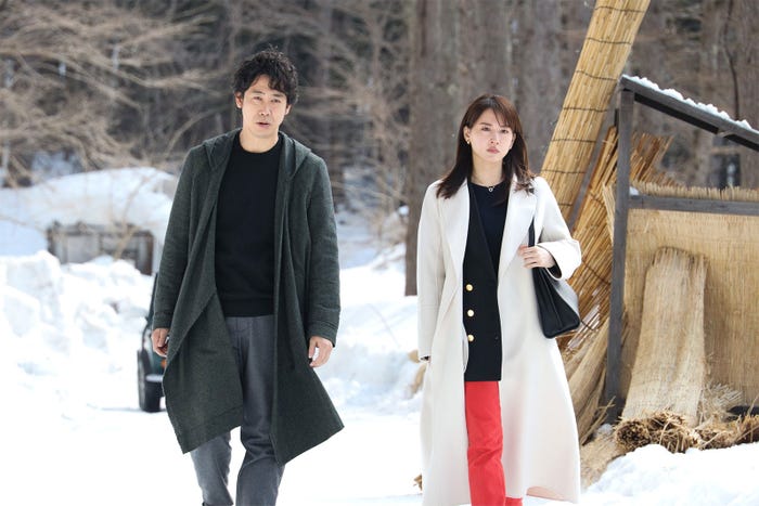 大泉洋、綾瀬はるか/「元彼の遺言状」第1話より(C)フジテレビ