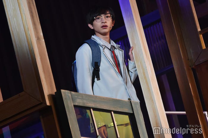 眼鏡の奥の目の輝きをシーンによって調整する好演ぶりを見せた川崎皇輝(C)モデルプレス