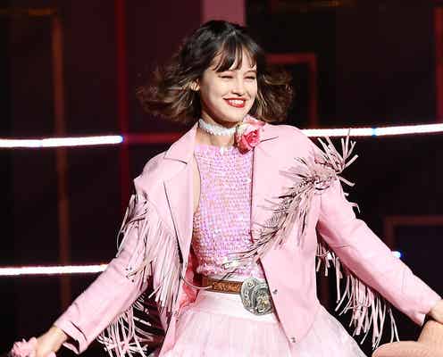 emma、ピンクのウエスタン風衣装でノリノリ 「かわいい!」と歓声