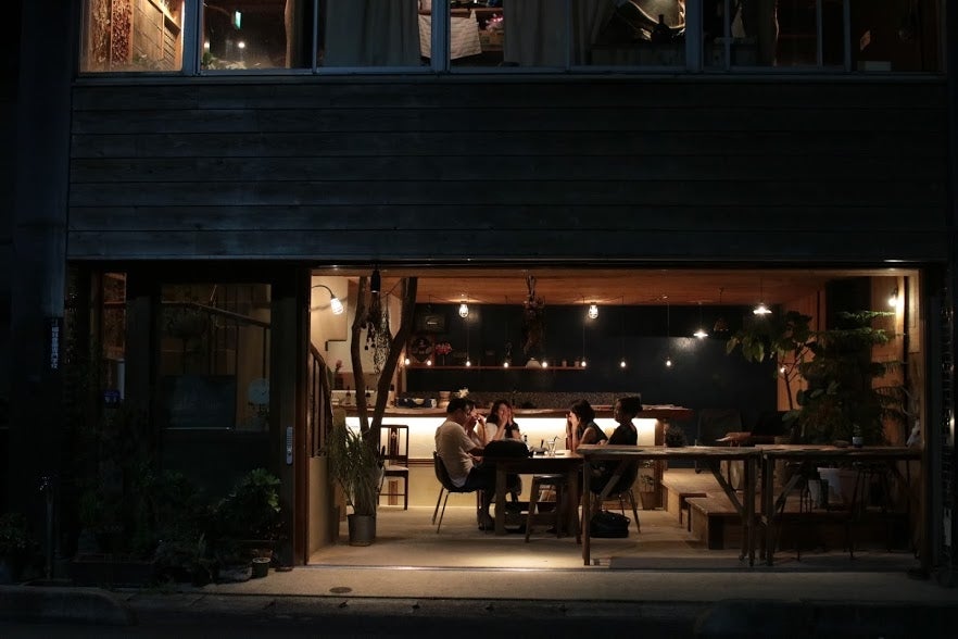 カフェスペースで地元住民の方々と貴重な交流の時間が生まれるかも／提供画像 （C）モデルプレス