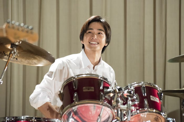 ドラム:佐藤寛太(C)「家族のはなし」製作委員会