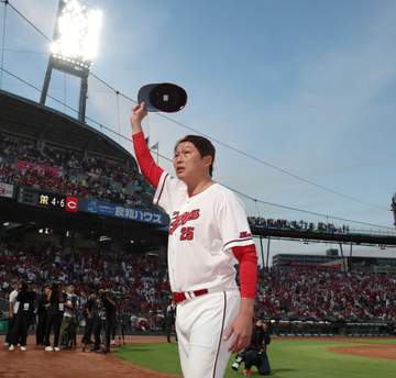 広島・新井監督が宣言「われわれカープは来シーズン、生まれ変わります」 ゾンビたばこ巡る騒動を謝罪「多大なご心配とご迷惑をおかけした」