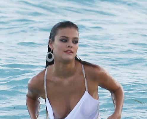 人気モデルが撮影中にポロリ危機