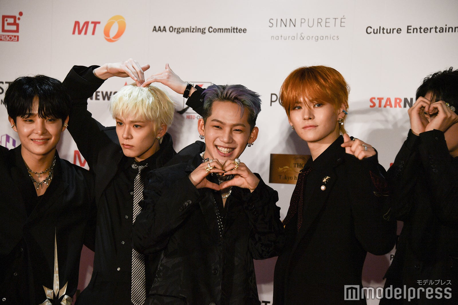 ポーズが自由すぎるジフン、アサヒ、チェ・ヒョンソク、ヨシ、ユン・ジェヒョク （C）モデルプレス