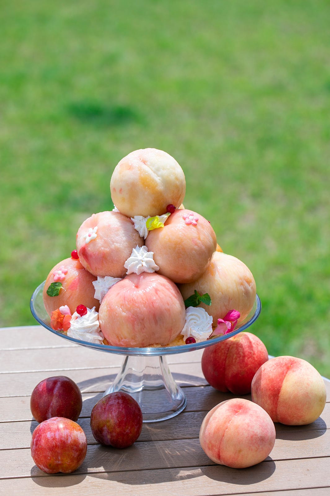 桃まるごと10個使用!贅沢すぎる巨大桃パフェが山梨に限定登場