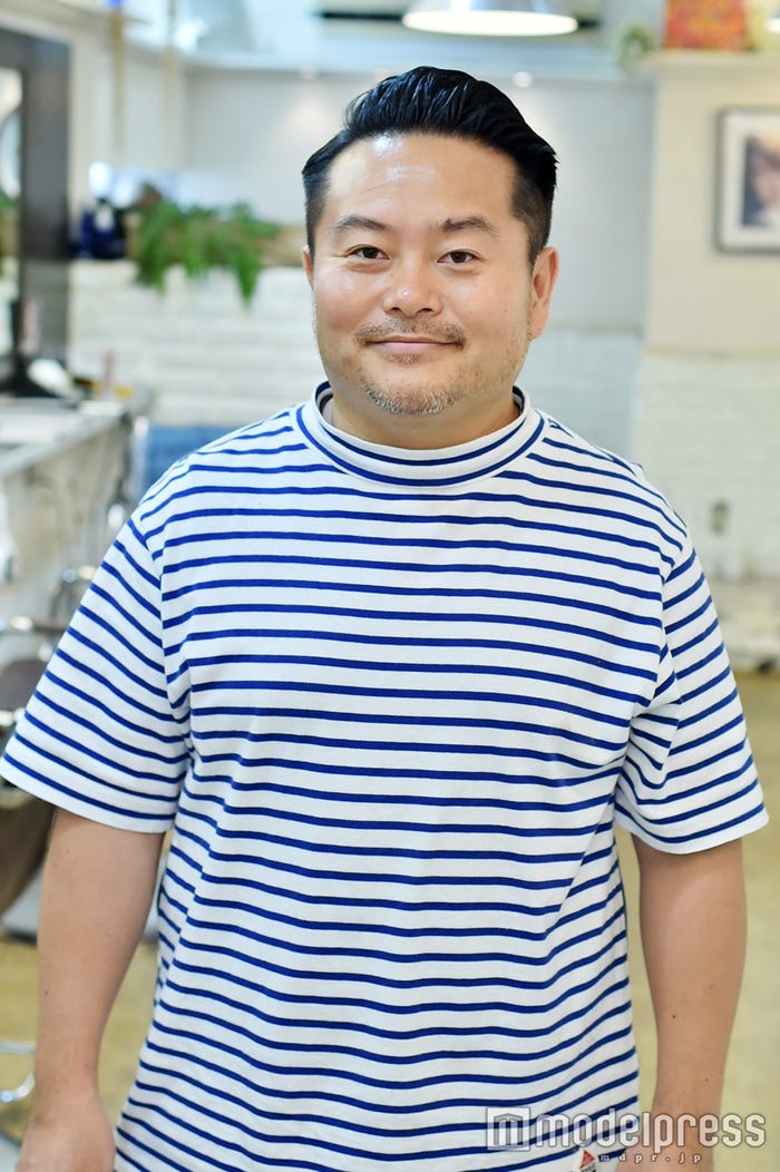 美容院「P‐cott(ピコット)」のシバタロウさん。これまで何度も山本舞香さんを担当してきました。(C)モデルプレス