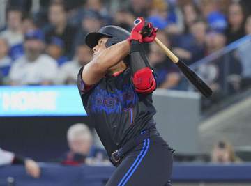 岡本和真が4試合ぶり4号弾！バックスクリーンにたたき込んだ131メートル弾 衝撃の一発に本拠地が大歓声