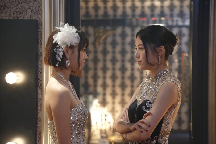 宮脇咲良、松井珠理奈(C)「キャバすか学園」製作委員会