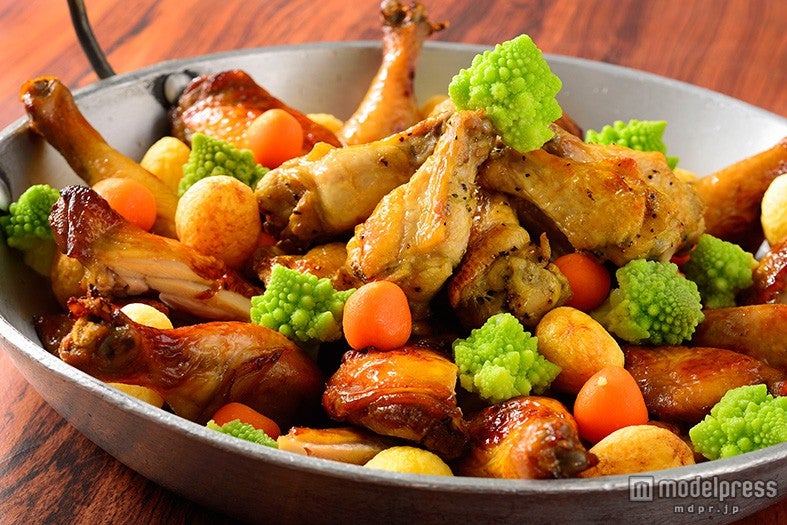 TDS「セイリングデイ・ブッフェ」スペシャルブッフェ／チキンのオーブン焼き、香草風味（C）Disney