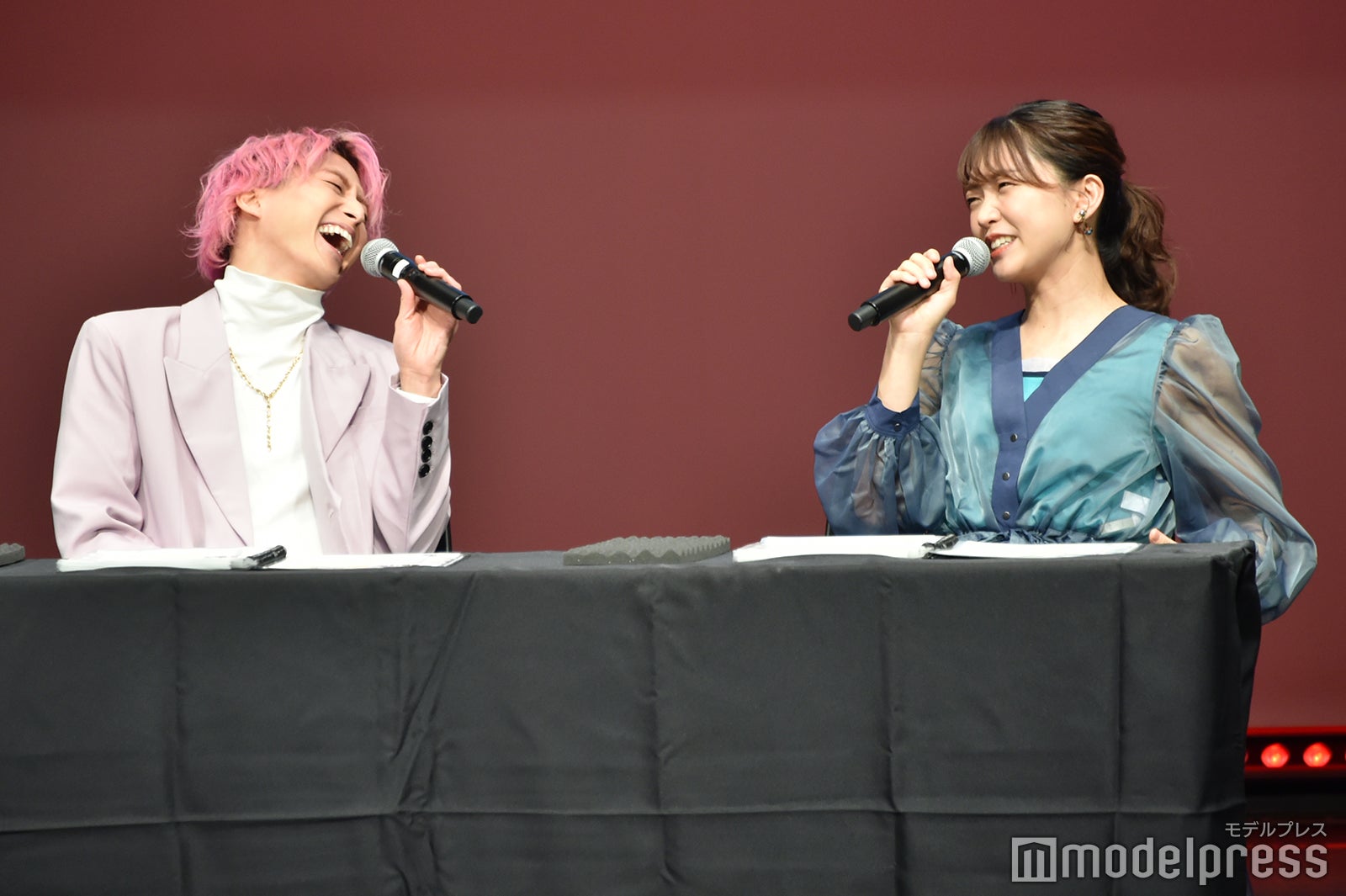 毎回体を反らせながら大笑いする佐久間大介、三森すずこ（C）モデルプレス