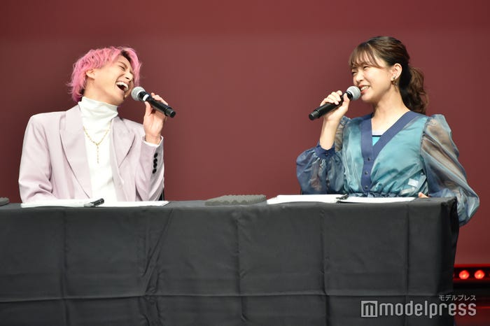 毎回体を反らせながら大笑いする佐久間大介、三森すずこ(C)モデルプレス