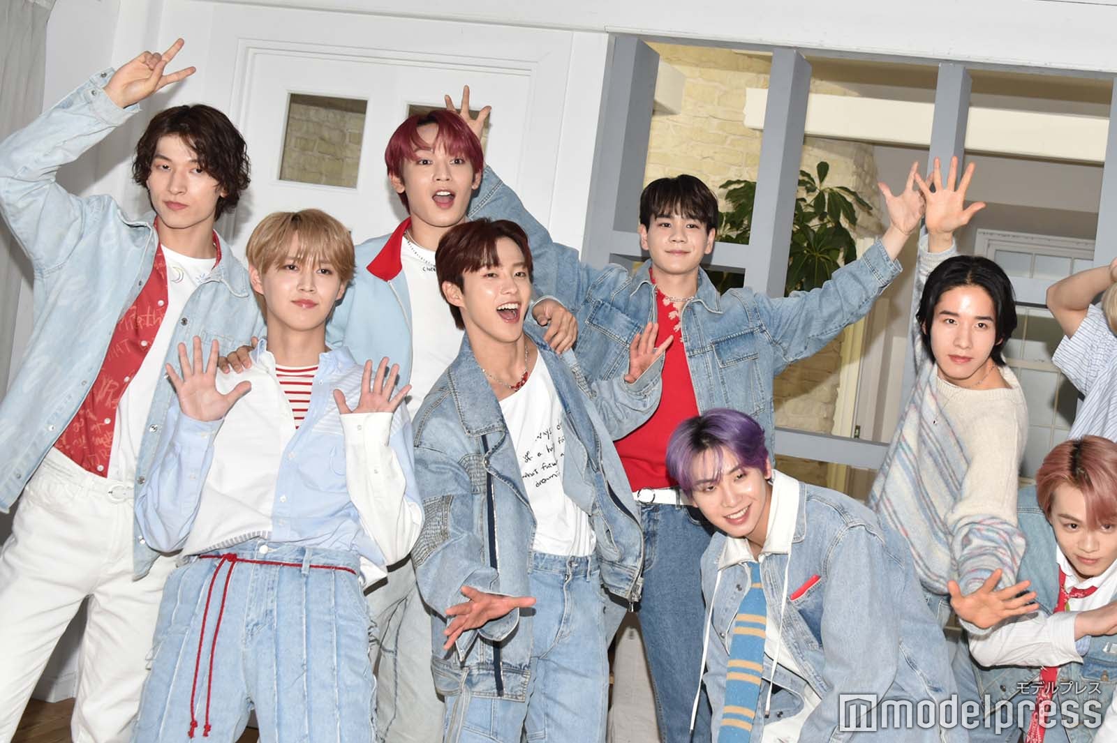 （左から）金城碧海、白岩瑠姫、與那城奨、河野純喜、豆原一成、川尻蓮、佐藤景瑚、鶴房汐恩 （C）モデルプレス
