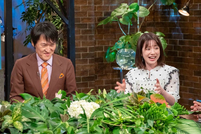 千原ジュニア、弘中綾香アナ(C)NHK