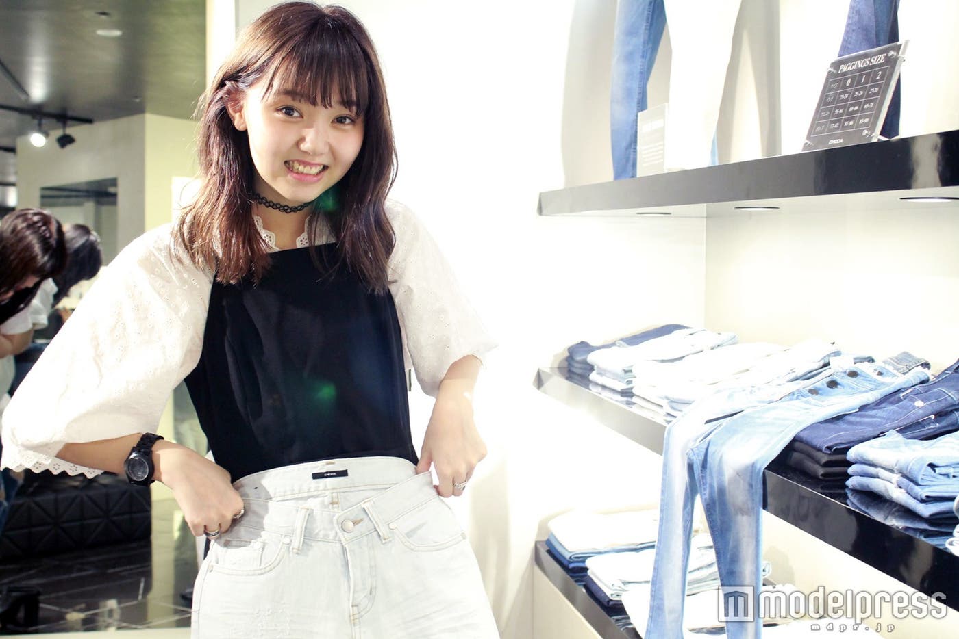 「EMODA」ではクラッシュデニムをセレクト!/モデル:江野沢愛美