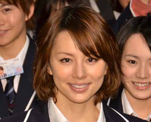 米倉涼子、“生脚”ミニスカ制服姿「いけるじゃん」