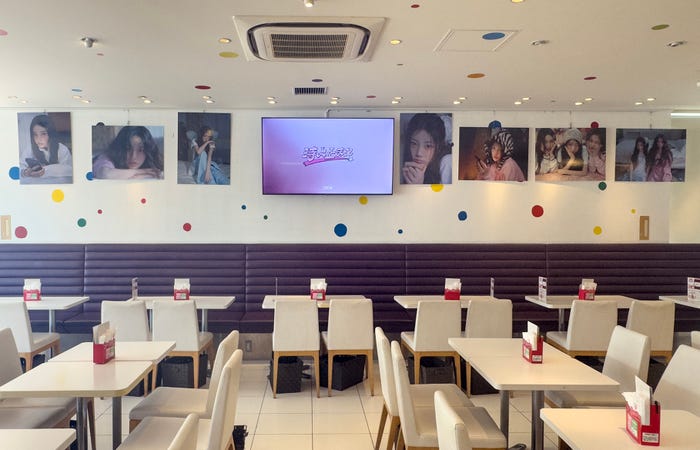 「ILLIT CAFE in SWEETS PARADISE」原宿店(C)BELIFT LAB & HYBE. All Rights Reserved.