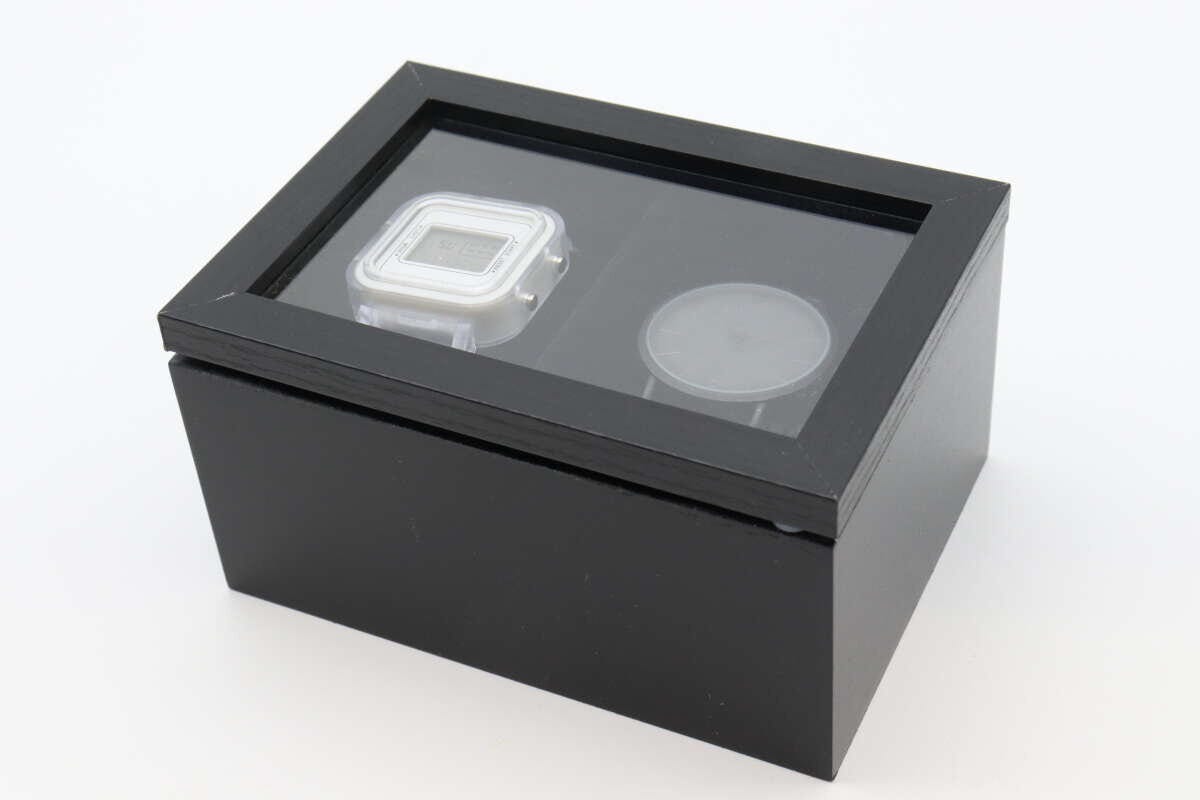 フタが閉まった収納BOX。透明な窓から2本の腕時計が見える