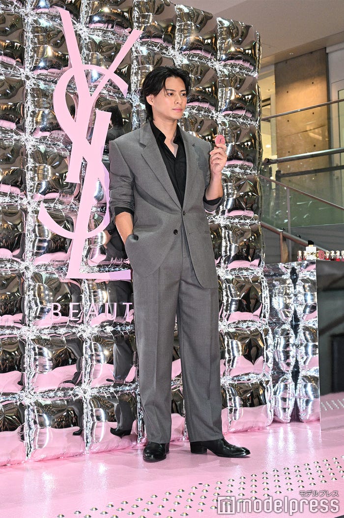 クールなスーツスタイルを着こなした平野紫耀(C)モデルプレス