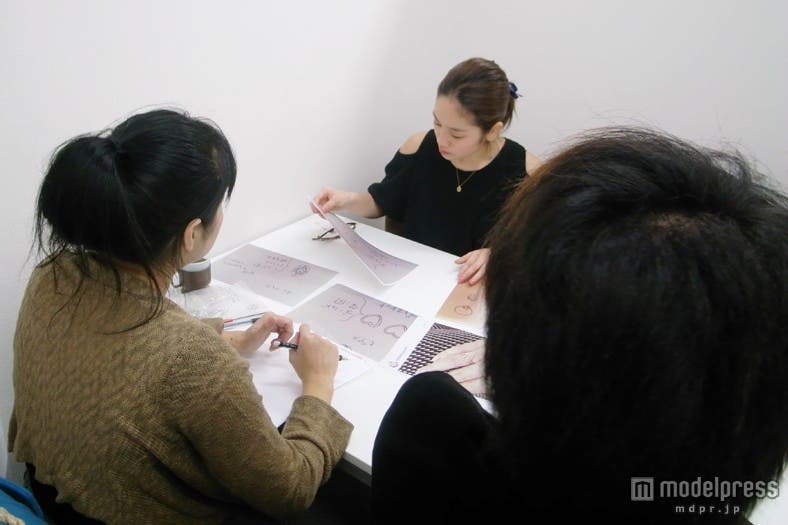 筧美和子(奥)/真剣な表情で打ち合わせ