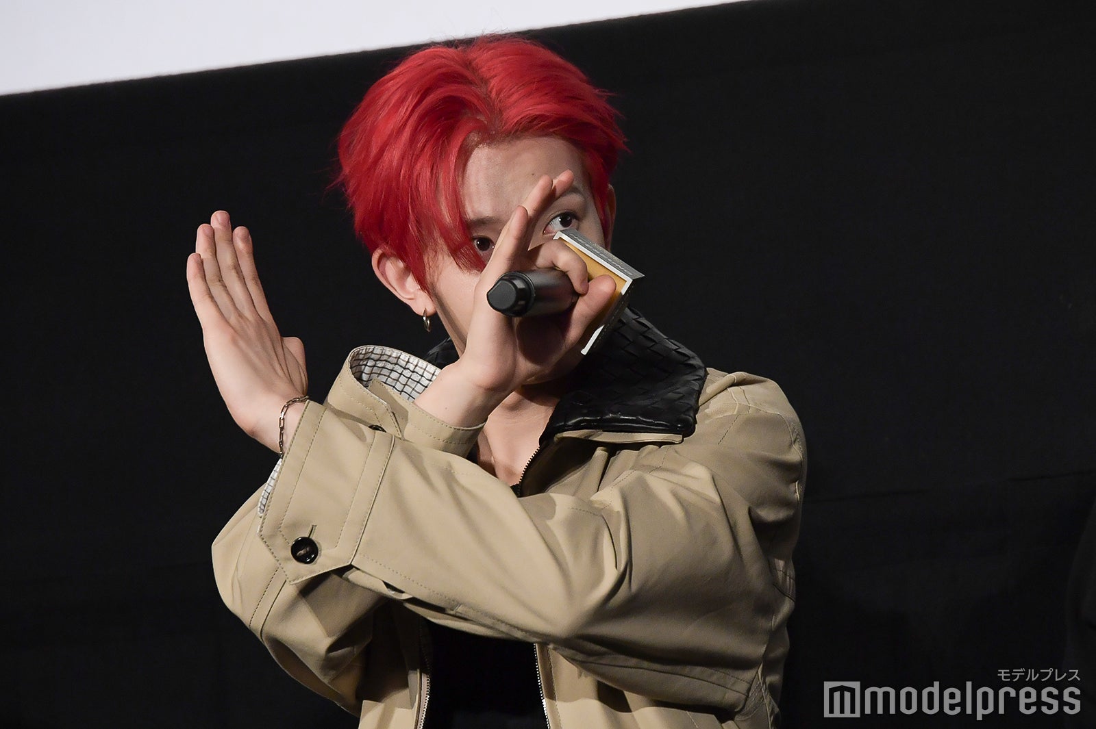 クイズの答えは×だと主張するHEESEUNG（ヒスン）（C）モデルプレス