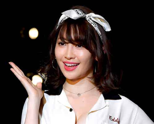 小嶋陽菜、美バストチラ見せコーデで「sweetコレクション」トップバッター バースデーサプライズに「びっくりしたぁ!」