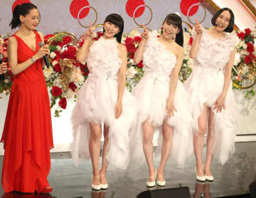 紅白 綾瀬はるかのキラッキラに輝く腕時計にネット騒然「手首に釘付け」「ダイヤすごい」「見たことあるなと思ったら」