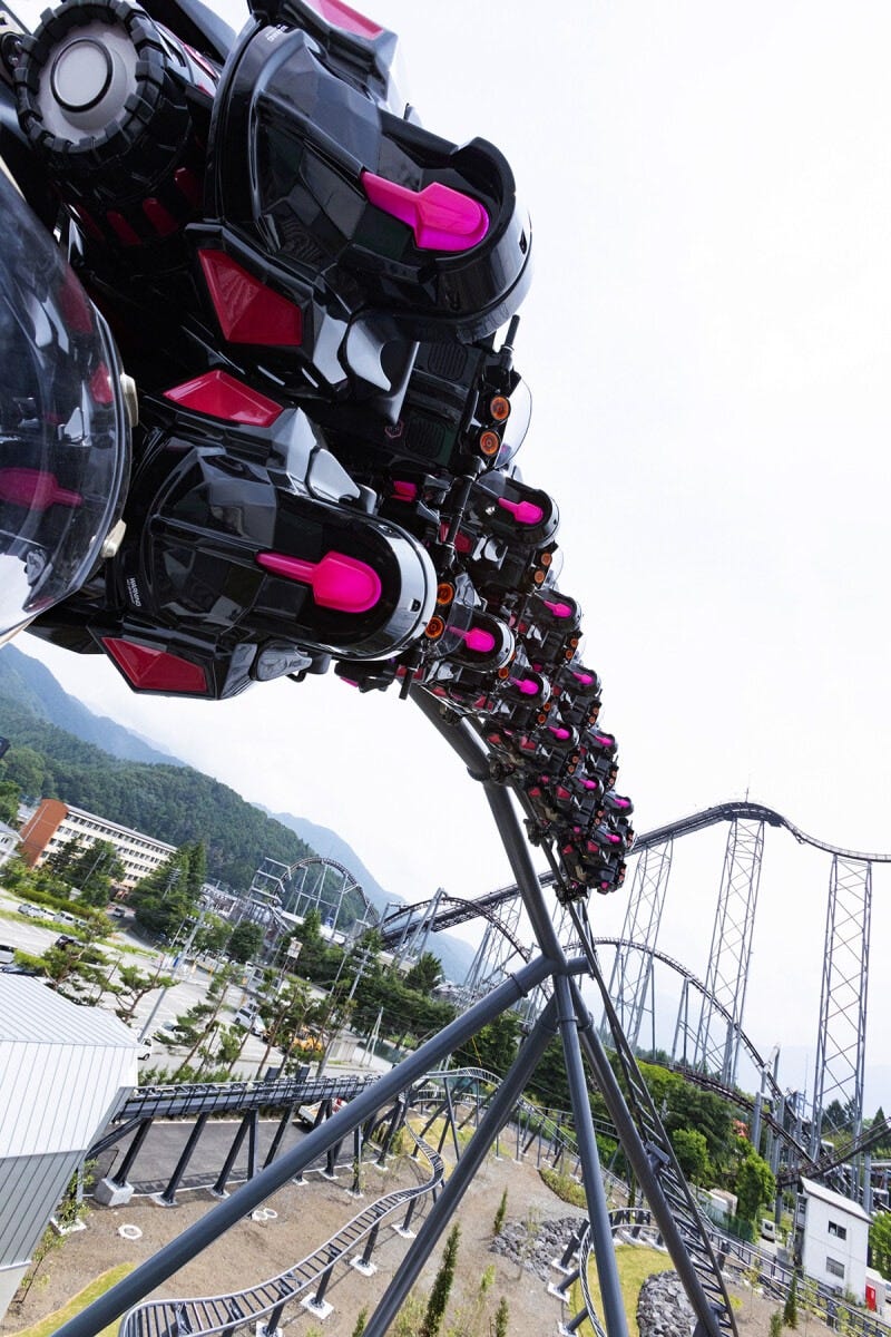 大旋回はスリル度高めですが気分爽快度も高め。奥には「ええじゃないか」のコースも見えています