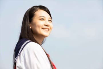 新垣結衣 ワンピース姿で横たわる姿も H Mアンバサダーに就任 モデルプレス