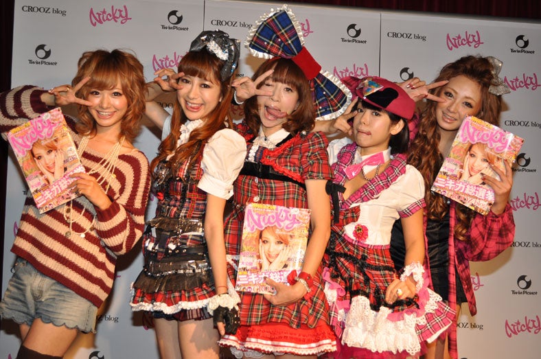 人気雑誌がついに月刊化、レギュラーモデルがあやまんJAPANの下ネタにたじたじ