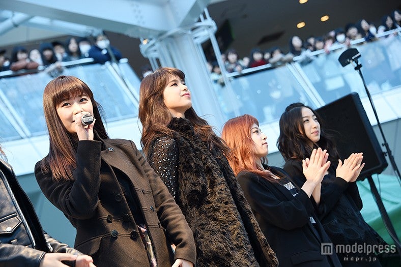 （左から）鷲尾伶菜、佐藤晴美、中島美央、坂東希