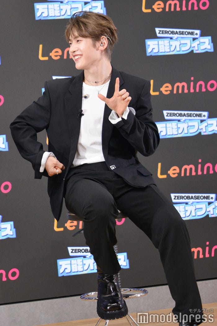 「ZEROBASEONEの万能オフィス」ポーズを考えるソク・マシュー(C)モデルプレス