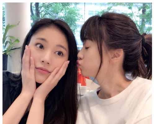 水沢エレナ、“美人姉”ヨンアに再会 仲良しキスショットが可愛い