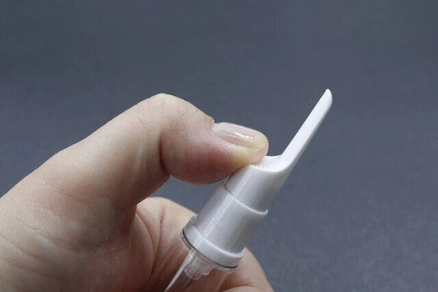 ダイソー　詰め替え容器　アイクリーム真空容器（長細いタイプ、17mL）