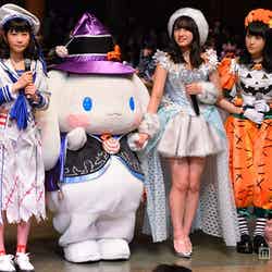 （左から）西野未姫、シナモロール、大和田南那、川本紗矢