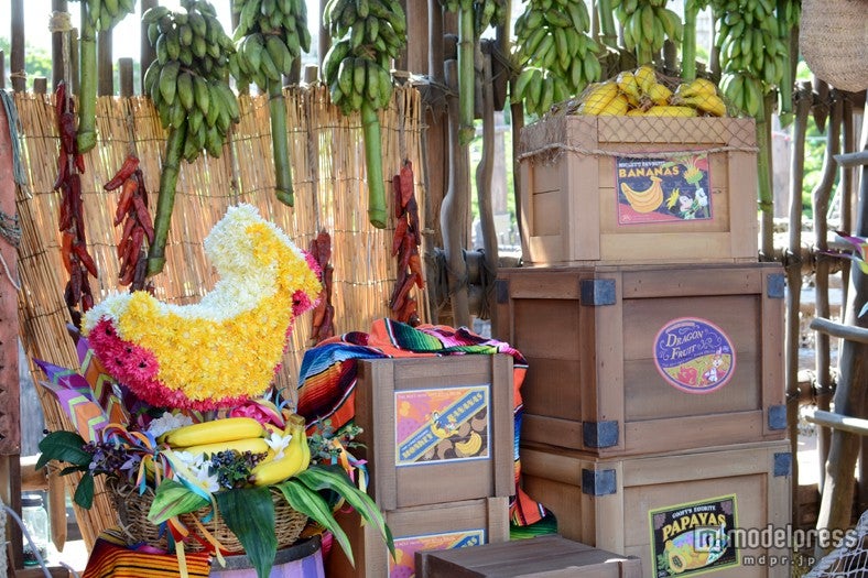 フルーツや花で飾り付けられたデコレーション