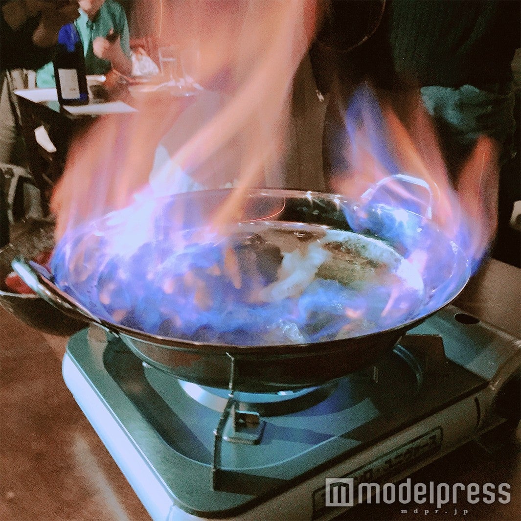 燃え盛る炎がインパクト大な「日本酒しゃぶしゃぶ」（C）モデルプレス