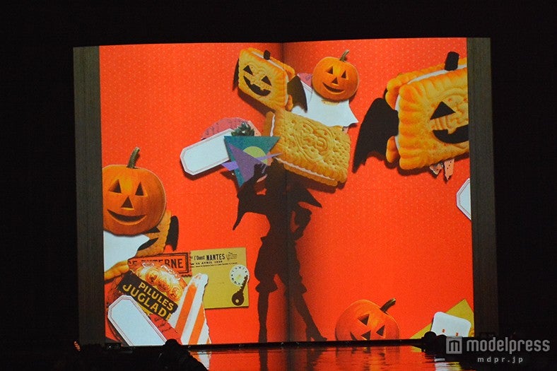 ステージ上に巨大な絵本が出現