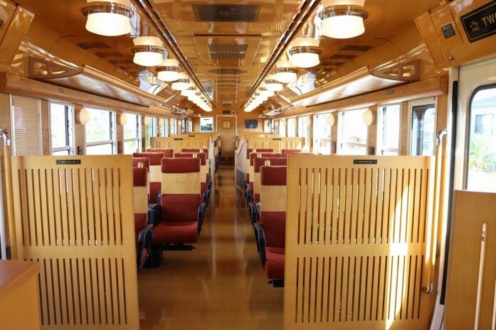 1号車（普通車指定席）の車内